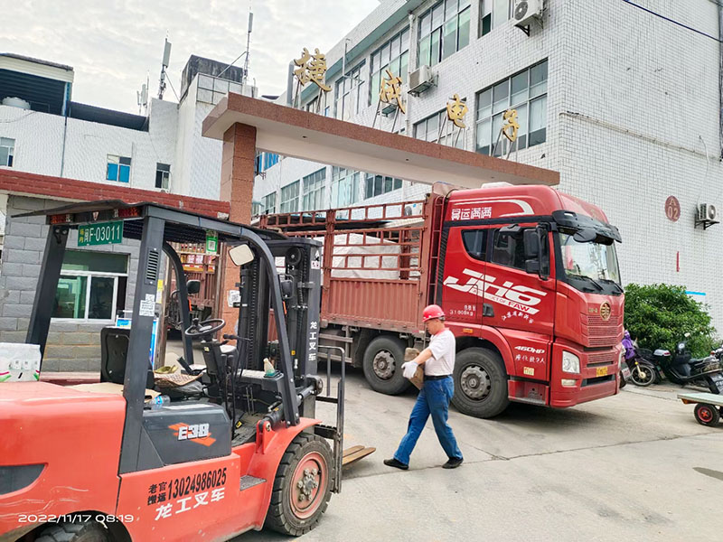 2022年11月17日訂購(gòu)的臺(tái)灣生產(chǎn)的“東臺(tái)牌”數(shù)控鉆孔機(jī)安裝到位！